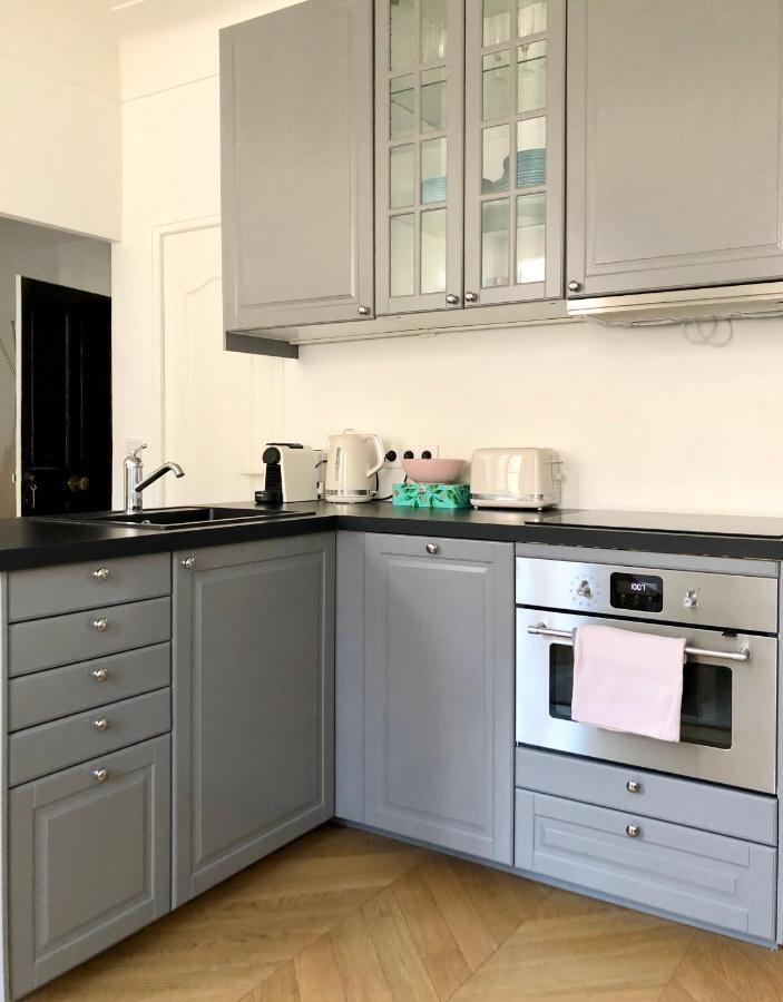 Charming And Modernly Designed 2 Bedroom - Old Town Antibes Bagian luar foto